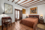 Habitación con cama doble y baño privado